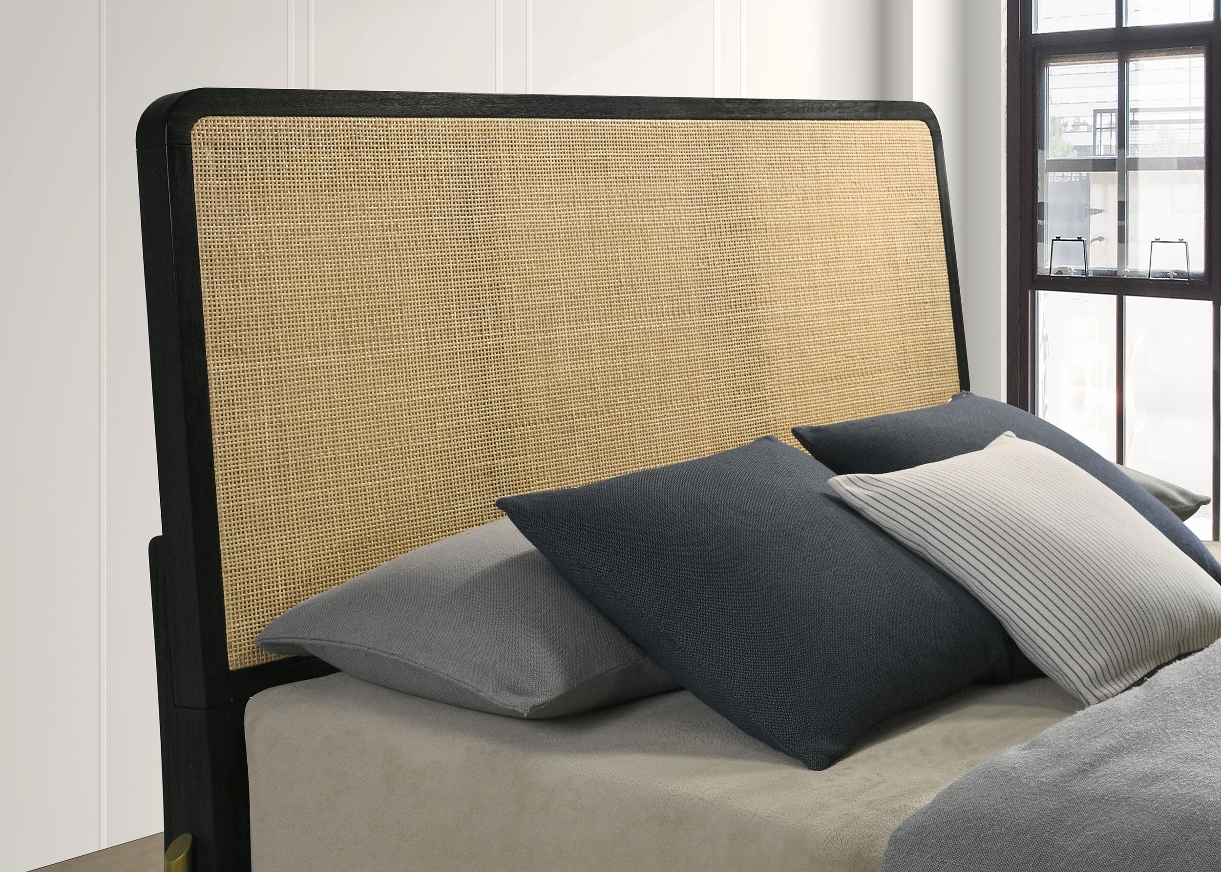 Arini Panel Bed