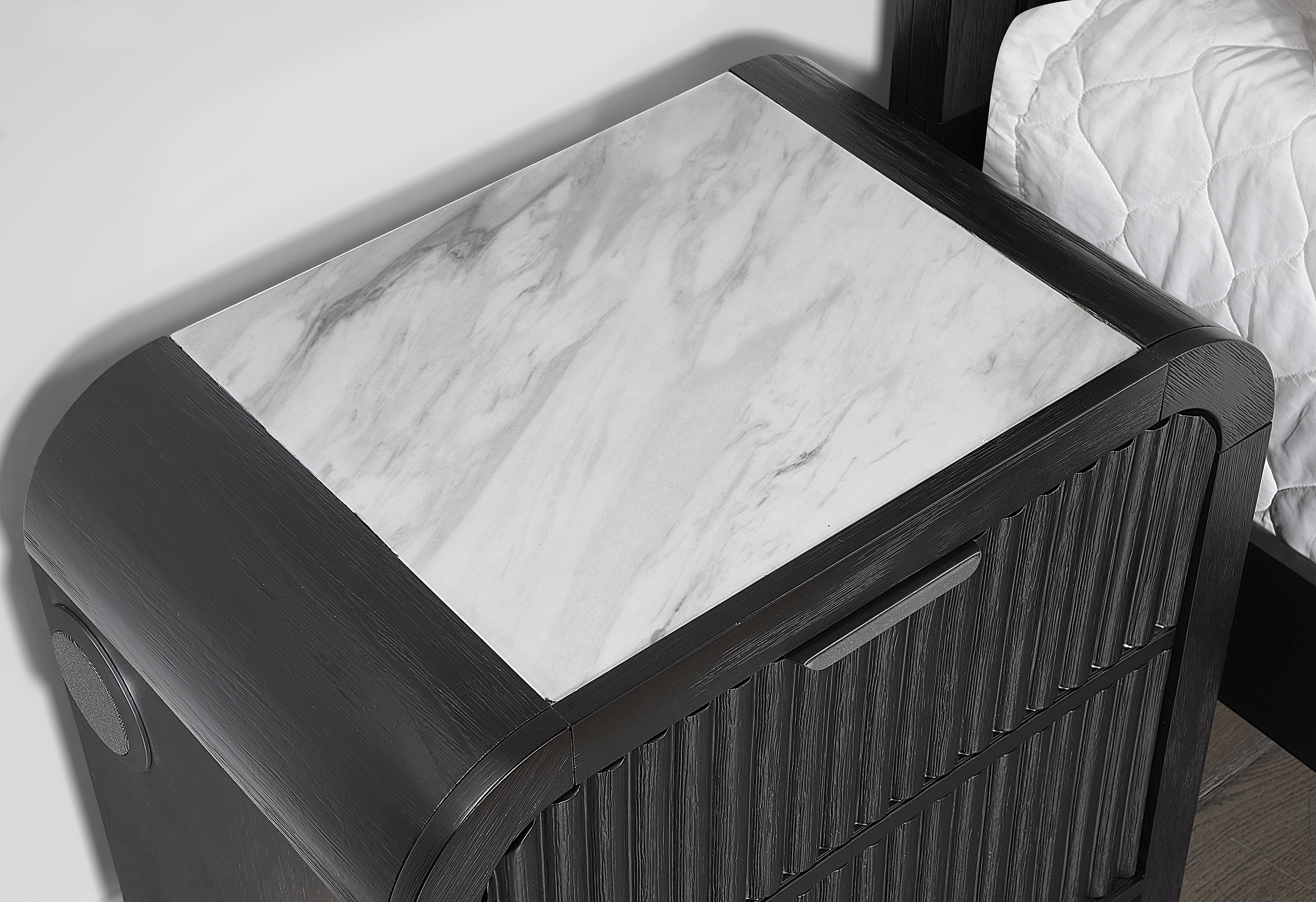 BECKETT WHITE/BLACK QUEEN BED